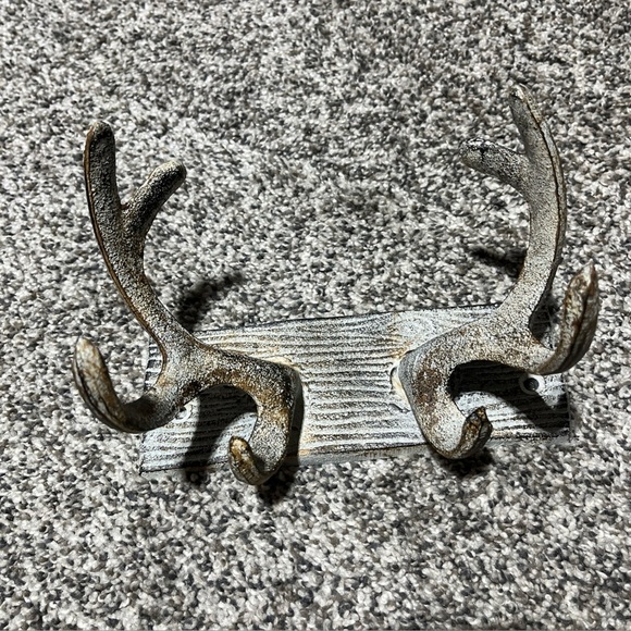Rustic 4-Point Deer Antler Cast Iron Wall Hook, Rustic Home Decor Heavy - Picture 1 of 8